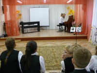 Выступление выпускниц 2013 г. Е. и С. Шувариковых.